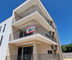 Rogoznica, apartmánový dom 449 m2, s 3 apartmánmi po 124 m2, bazén, novostavba.