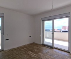 Современная вилла с большой террасой в Кастель Лукшич на продажу