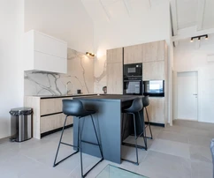 Maison familiale à vendre à seulement 80 mètres de la mer à Okrug en Croatie