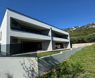 ATTRACTIVE APARTMENT WITH GARDEN, 4000 M FROM THE SEA!