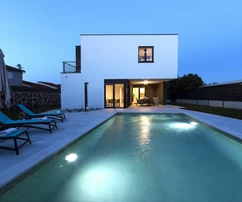 Istria, Pola: Villa moderna in zona tranquilla