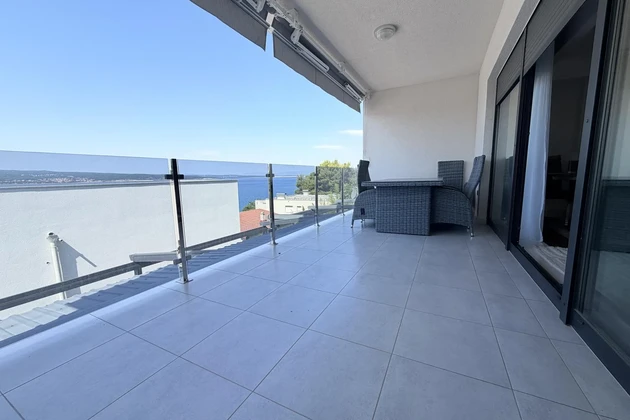 Crikvenica, oferta exclusiva, apartamento de dos habitaciones con vista al mar a solo 50 m de la playa