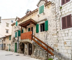 Kaštel Stari, kamienny dom blisko morza