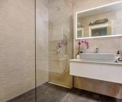 Apartamento de tres dormitorios en venta en Split Žnjan con vista al mar en Croacia