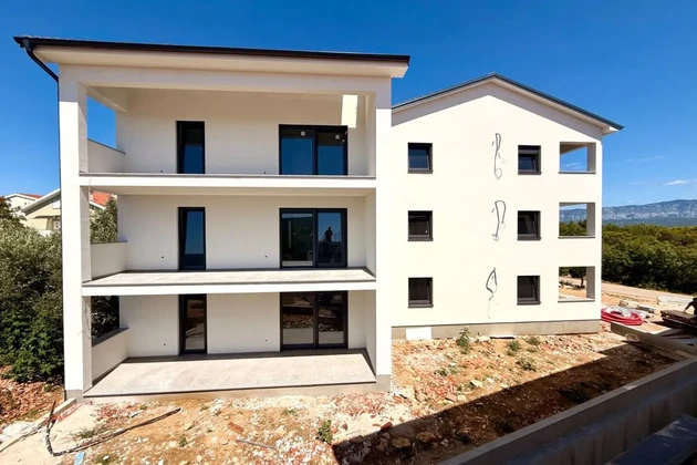 NUEVO APARTAMENTO CON JARDÍN, A 750 M DEL MAR!