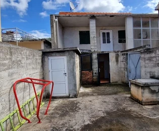 Blizna Gornja, piccola casa di 125 m2 da ristrutturare, due edifici ausiliari