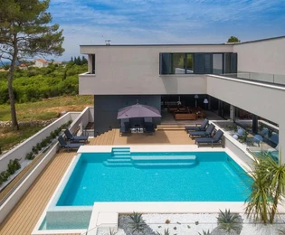 Villa in vendita con piscina e vista mare in Croazia