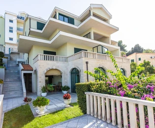 Apartamentowiec z widokiem na morze na sprzedaż w Chorwacji