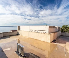 Penthouse na sprzedaż z basenem i widokiem na morze w Chorwacji