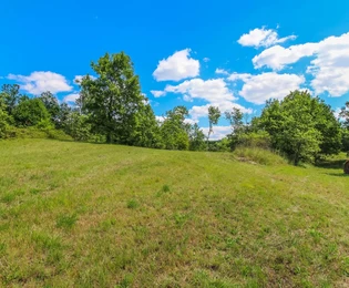 Istrie, Oprtalj, malebný pozemek s otevřeným panoramatickým výhledem a stavebním potenciálem