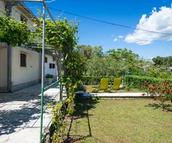 Dom apartamentowy na sprzedaż na Čiovo zaledwie 100 metrów od morza w Chorwacji