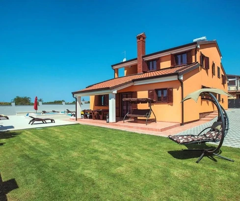 Wolnostojący dom z basenem na sprzedaż w Valdebek w Puli w Chorwacji