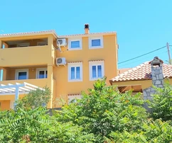 Isola di Lussino, casa con quattro appartamenti, 220 m², in una posizione tranquilla vicino al mare