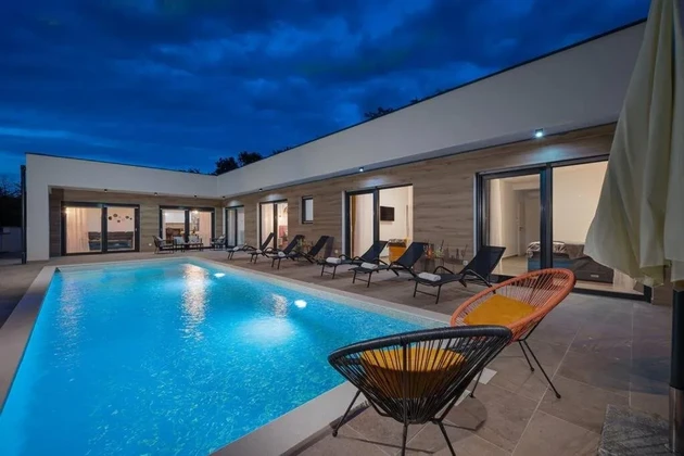 Svetvinčenat, Juršići : Villa contemporaine de plain-pied avec piscine