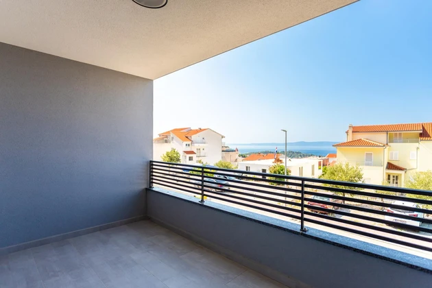 Makarska, attractive two-room apartment with spacious terrace, swimming pool, balconies and one