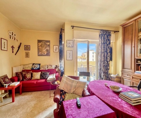 RENOVATED FOUR-BEDROOM APARTMENT IN THE HEART OF SAN LORENZO AL MARE
