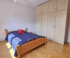 Istrien, Pula: Haus mit drei Wohnungen und Garten