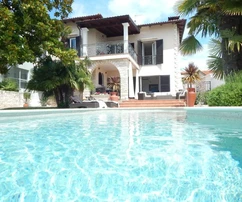 Bellissima villa con piscina in un bellissimo giardino, in prima fila sul mare, Umag, ISTRIA