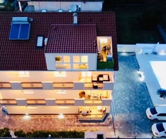 K. Novi – Villa kerttel és úszómedencével