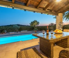 Villa de piedra con piscina en venta en Martinska, cerca de Šibenik, en Croacia