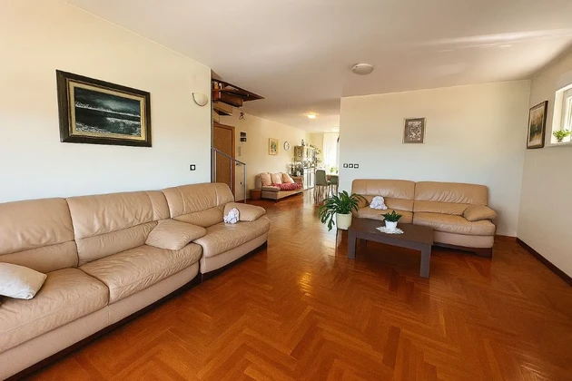 Višnjik - Spacieux Appartement sur Deux Niveaux de 140 m² avec Vue sur la Ville