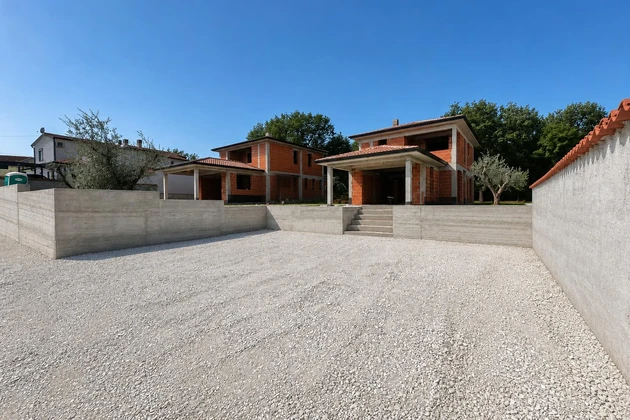 Istrie, près de Poreč - villa en gros œuvre avec piscine, à seulement 4 km de la mer