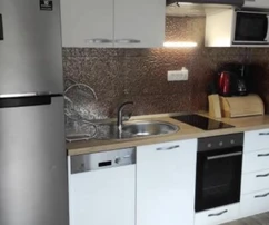 Sevid, moderní dvojdům 280 m² se čtyřmi bytovými jednotkami, 30 m od moře