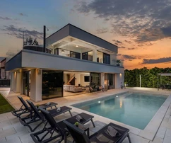 Villa de lujo con piscina climatizada en Lovrečica, Umag: Vida serena junto al Adriático