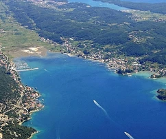 Ostrov Rab, Supetarska Draga, dom so 4 apartmánmi, 2 bazénmi a výhľadom na more