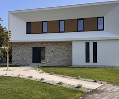 Роскошная вилла с бассейном и спортивной площадкой на продажу в Хорватии