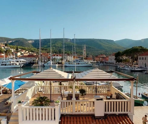 Maison de luxe rénovée à vendre au bord de l'eau à Jelsa en Croatie