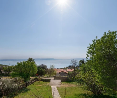 Каменный дом с видом на море в Кострене, Хорватия.