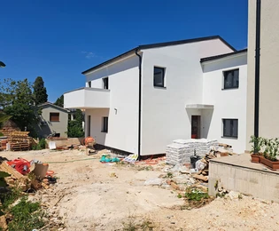 Moderan stan u novogradnji sa namještajem! Prilika!