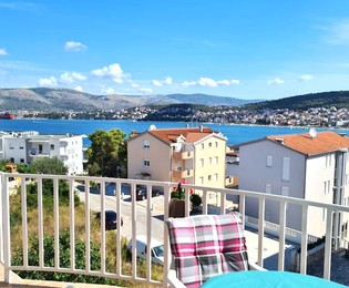 Attraktive Wohnung mit Meerblick auf Čiovo zu verkaufen
