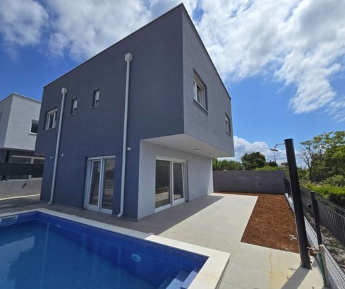 Duplex con piscina sull'isola di Vir disponibile per l'acquisto in Croazia