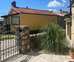 Lupoglav, Isztria – Felújított kőház medencével
