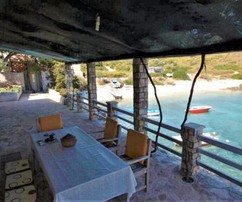 Tradiční kamenný dům u moře v klidné zátoce na ostrově Vis je na prodej