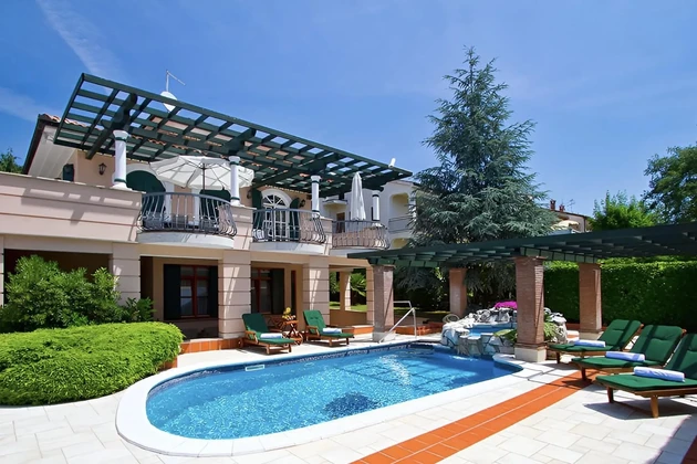 Villa exclusiva en venta en Poreč con diseño inspirado en Versace en Croacia