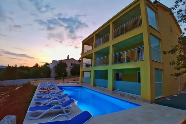 Edificio de apartamentos con piscina y vistas al mar, Istria, Labin