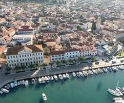 Wyspa Korčula, Vela Luka, kamienny dom w centrum miasta
