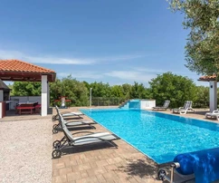 Krk, Dobrinj, rustikální vila s vyhřívaným bazénem o rozloze 60 m², jacuzzi, saunou a posilovnou