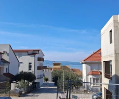 Omiši Riviéra, két hálószobás lakás terasszal és tengerre néző kilátással