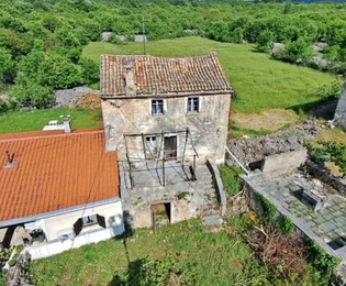 ANTIGUA CASA DE PIEDRA CON JARDÍN, EN UNA ZONA TRANQUILA.
