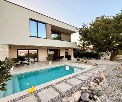 VILLA DI LUSSO CON PISCINA E GIARDINO, IN UNA ZONA TRANQUILLA!