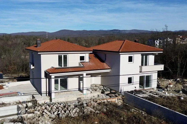 Matulji, Mučići, nově postavený dvojdomek ve stavu shell, čtyřpokojový byt 212 m², garáž