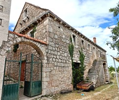 Продается исторический каменный дом с участком в Мирче, Брач