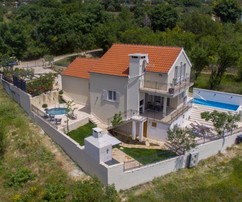 Luxueuse villa divisée avec deux piscines et intimité