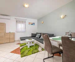 Casa renovada con apartamentos en venta en Malinska, Croacia