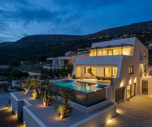 Luxusvilla mit Pool in Podstrana zu verkaufen in Kroatien