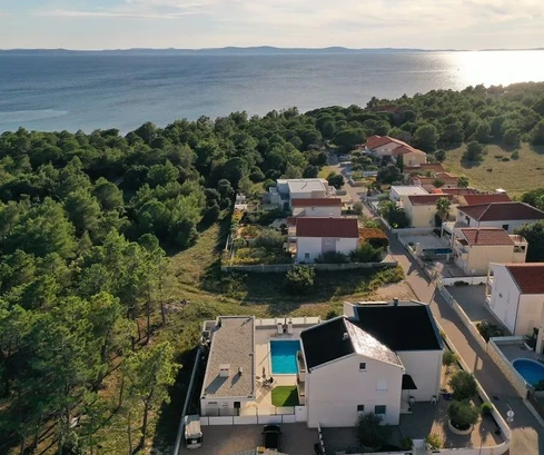 Propriété joliment rénovée avec trois appartements, piscine et bâtiment annexe